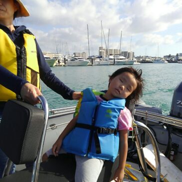 家族でRib ボートツアーを楽しむ‼　長女はおもわず🙌🎵　二女は気持ちよくなり寝てしまう